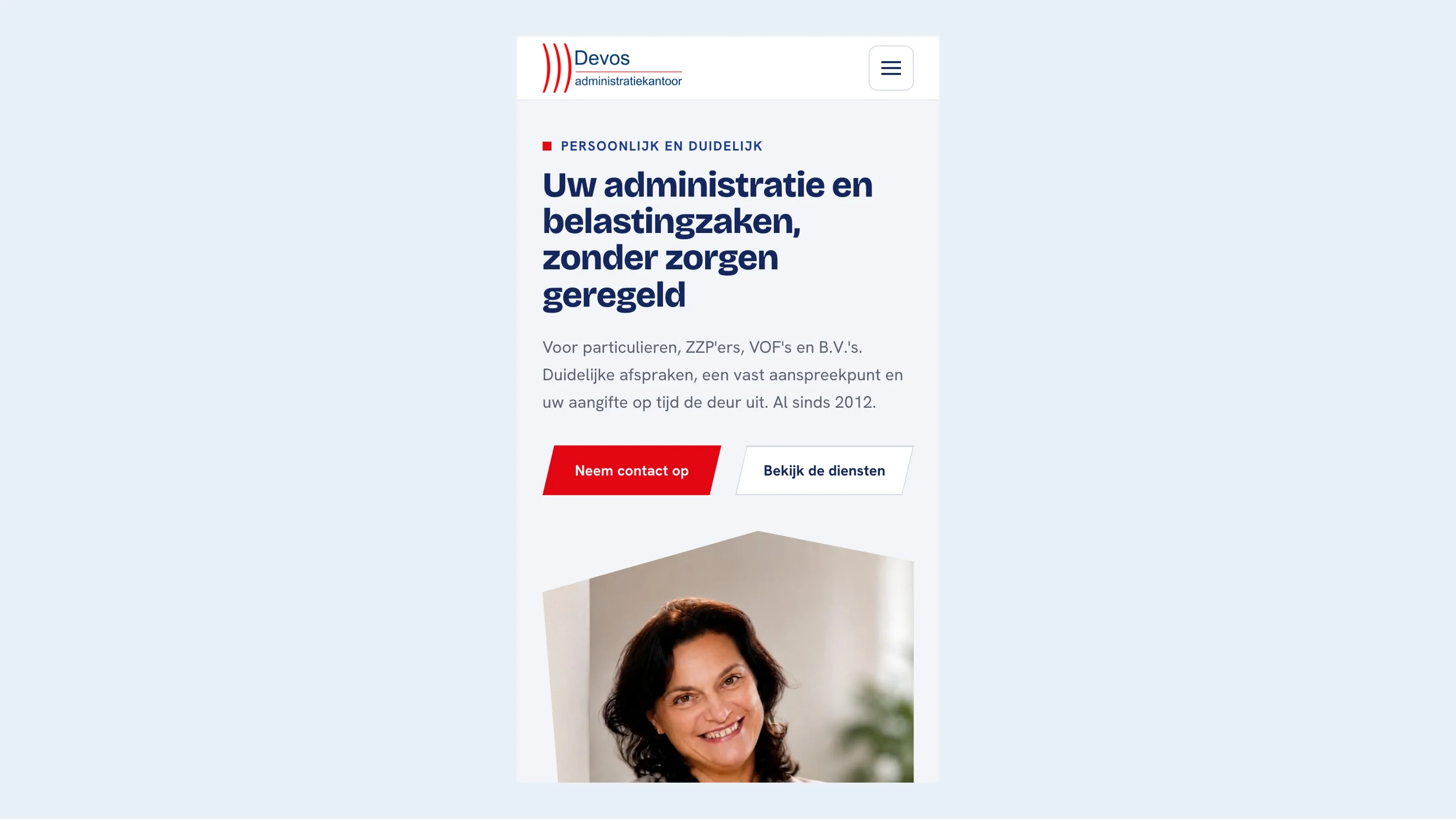 De site van Administratiekantoor Devos op een telefoonscherm